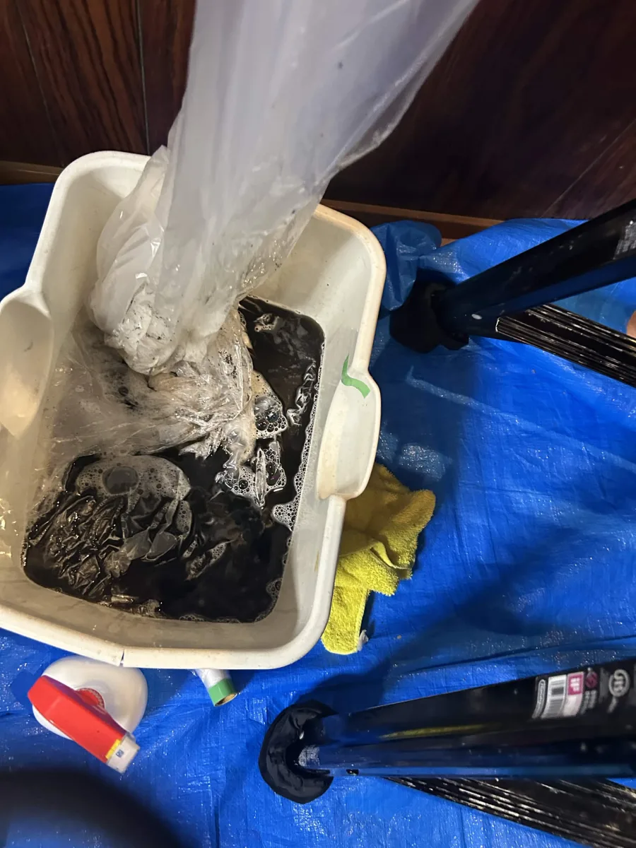エアコンを洗ったあとの水。黒く濁っていました。|町田・相模原のハウスクリーニング リーウィズ