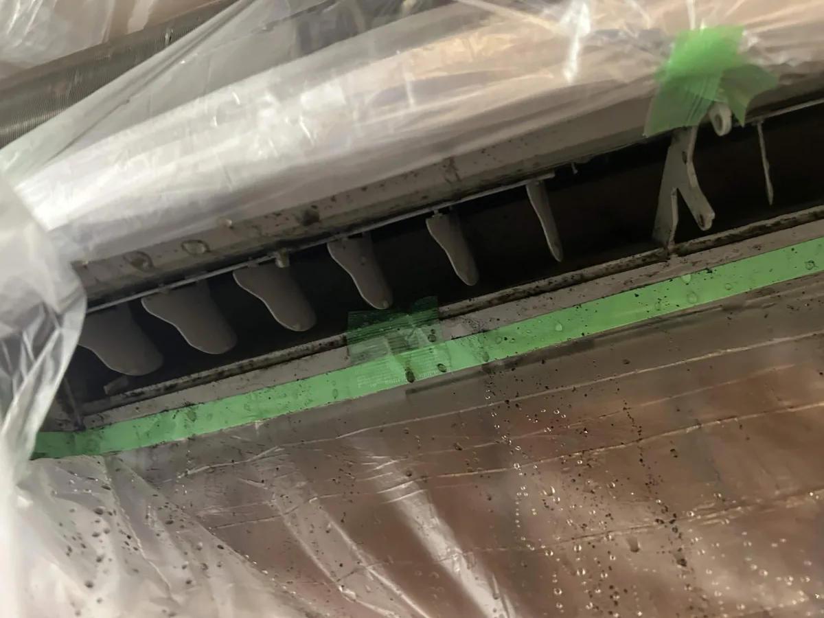お掃除前の吹き出し口の羽根。黒い汚れが付いていました。|町田・相模原のハウスクリーニング リーウィズ