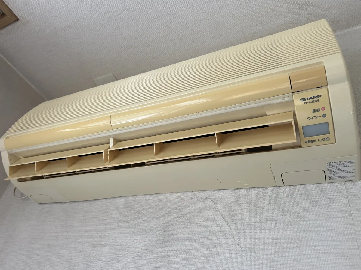 今回お掃除した寝室のエアコンは、1999年製の機種です。｜町田・相模原のハウスクリーニング リーウィズ