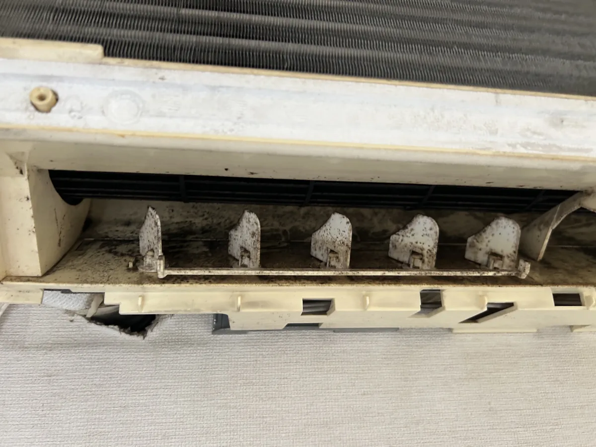 お掃除前の寝室のエアコンの羽根。汚れがたまっていました。|町田・相模原のハウスクリーニング リーウィズ
