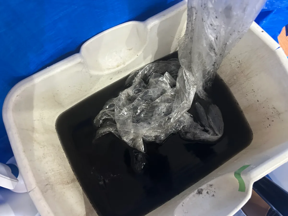 今回お掃除したリビングのエアコン1台から出た汚水です。|町田・相模原のハウスクリーニング リーウィズ