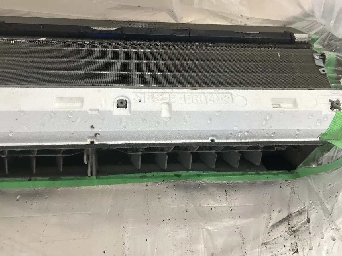 リビングのお掃除機能付きエアコン。部品を外した作業中の様子です。｜町田・相模原のハウスクリーニング リーウィズ